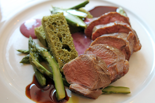 Nocetta di agnello con pane alla menta, yogurt ai frutti di bosco